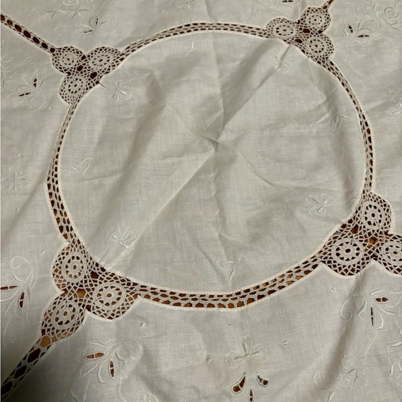 Beautiful cream round table cloth approx 60x60 - Picture 2 of 3